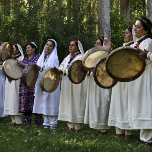 Tadjikistan publică un ghid pentru hainele tradiționale ale femeilor