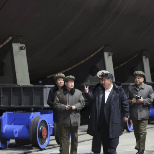 Kim Jong Un inspectează un șantier pentru un submarin nuclear