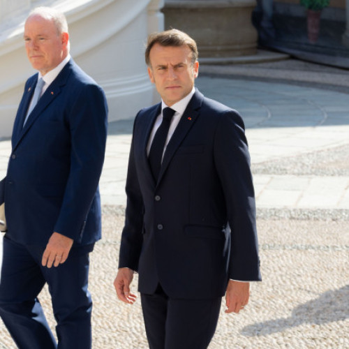 Emmanuel Macron a oferit un cadou inedit printului Albert al II-lea în timpul unei vizite oficiale în Monaco. Potrivit digi24.ro, printre daruri s-au numărat o racheta de tenis rară, o ediție ilustrată a unei cărți din 1880 de Jules Verne și un relief subacvatic descoperit în Oceanul Indian. Acest relief, un munte subacvatic major, a fost identificat de serviciul hidrografic al Marinei franceze și a fost numit în onoarea printului.