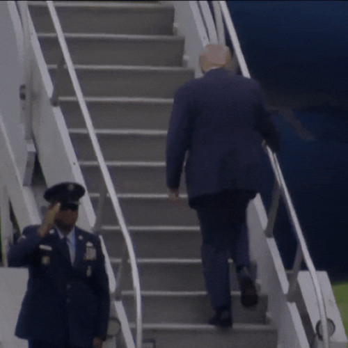 Donald Trump s-a impiedicat în timpul urcării pe scara avionului Air Force One