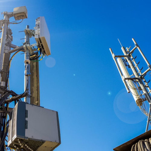 Ucraina analizează introducerea de restricții temporare la serviciile de telefonie mobilă pentru a contracara utilizarea rețelelor de către Rusia în timpul atacurilor cu drone, conform unui raport al parlamentului ucrainean. Potrivit agenției Digi24, dronele ruse cu rază lungă de acțiune, inclusiv cele iraniene Shahed, sunt frecvent echipate cu cartele SIM preplătite ucrainene pentru a transmite informații esențiale în timpul misiunilor.