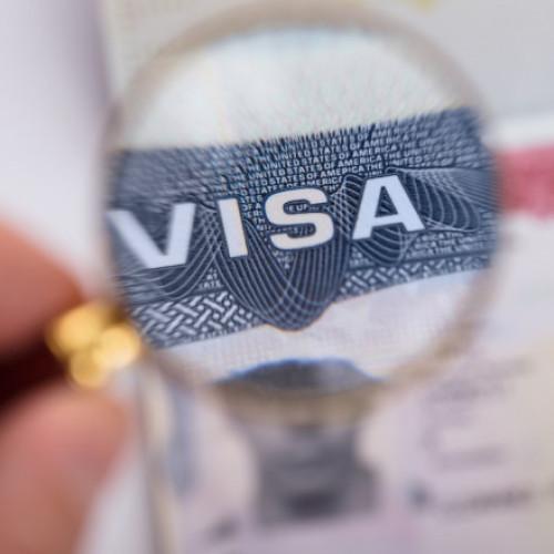 România rămâne candidată la Visa Waiver. Oficial al Ambasadei SUA în București: „Sunt optimist că va intra în program”