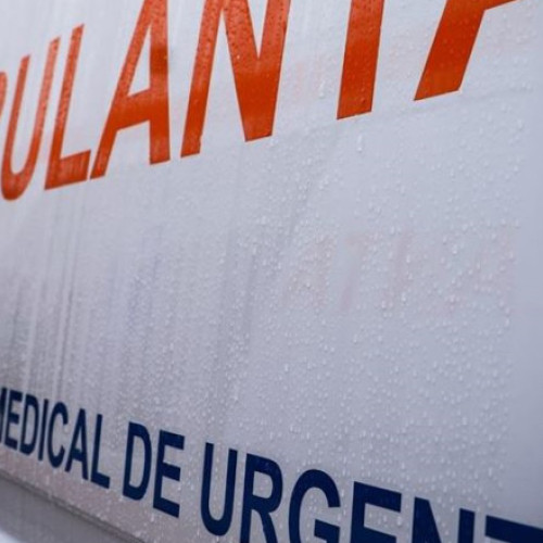 Persoane intoxicate într-un parc din Capitală, după ce ar fi inhalat vapori din substanţe folosite la întreţinerea aparatelor de joacă