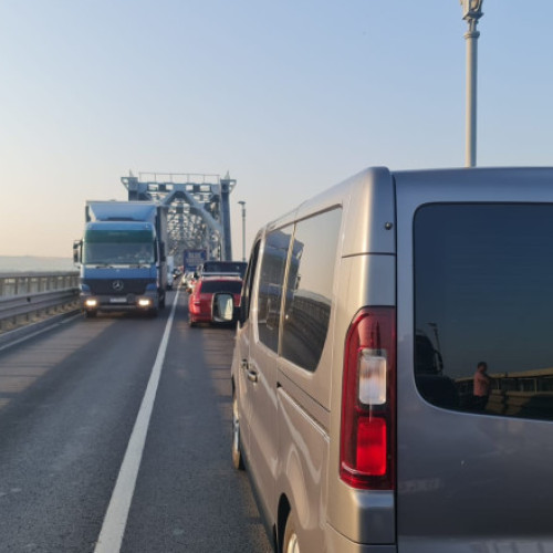 Restricții de circulație pe Podul Prieteniei din cauza caniculei. Măsuri pentru protejarea carosabilului și siguranța rutieră