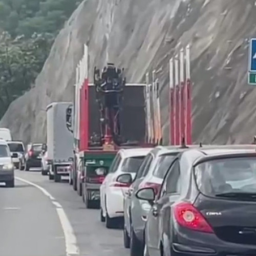 Trafic blocat pe DN 6, în zona Orşova, din cauza unui incendiu de vegetaţie produs pe versant. Cad pe şosea lemne aprinse şi pietre