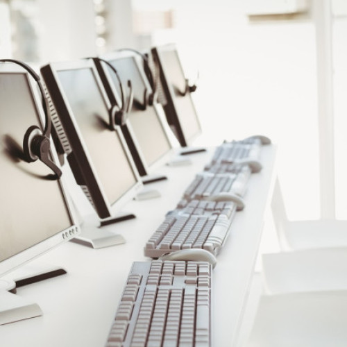 DIICOT: 13 persoane au fost reținute iar 250 sunt anchetate într-un dosar de înșelătorie prin call-center-uri