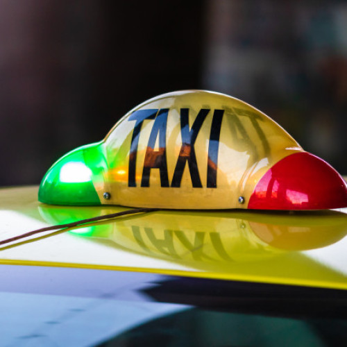 Un taximetrist a fost înjunghiat de către un client când și-a cerut banii, la finalul cursei. Atacatorul a fost reținut de poliție