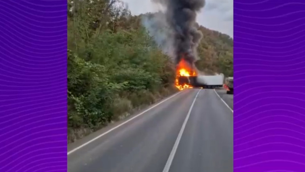 Trafic blocat pe DN 7 în Arad după TIR care a lovit un pod