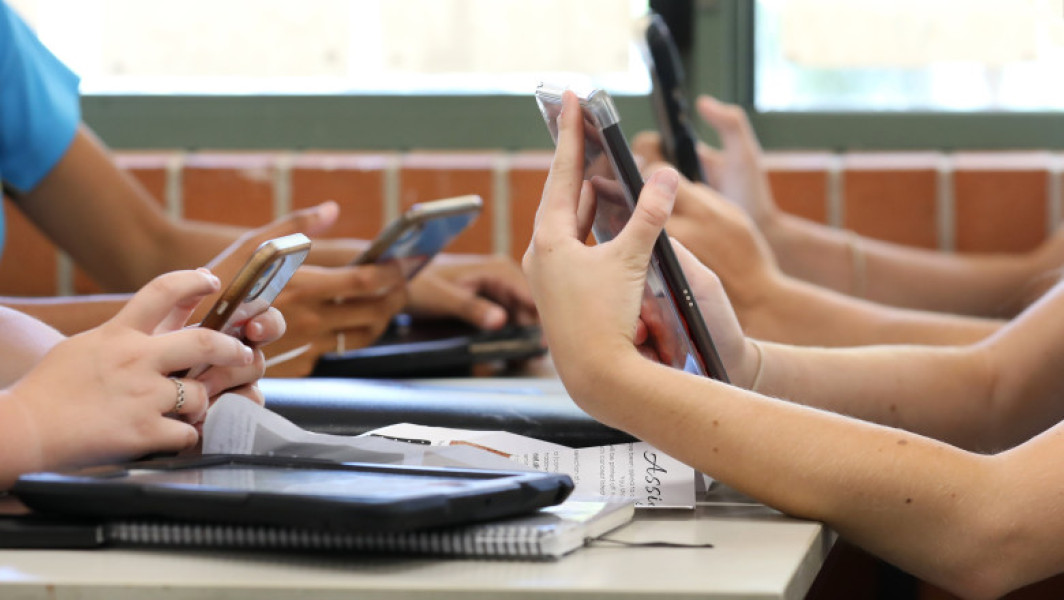 Suedia va interzice telefoanele mobile în școli începând din 2026