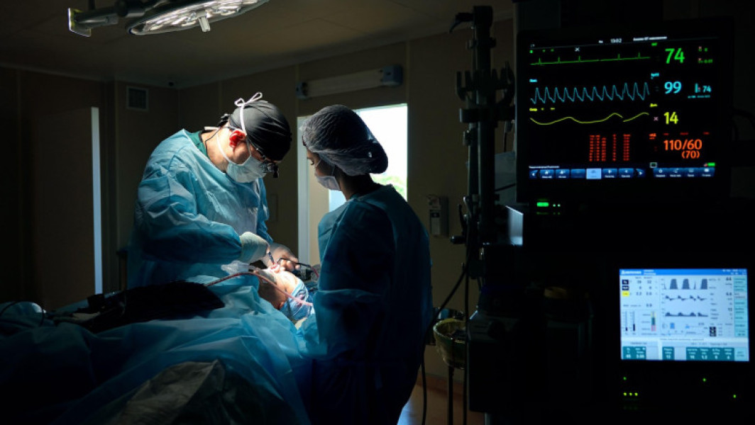 Doctorul care a părăsit sala de operație pentru a avea relații sexuale își va putea continua cariera în Marea Britanie