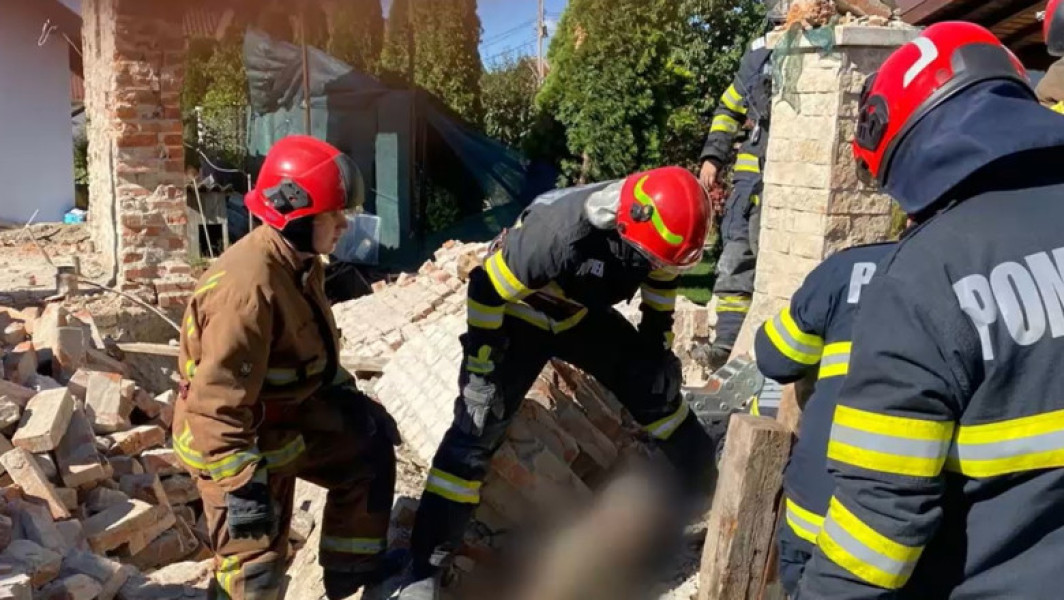 Perete al unei case din Câmpina s-a prăbușit peste doi bărbați